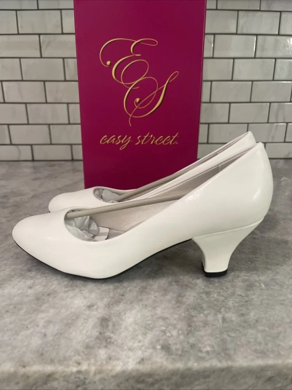 Easy Street White Pumps Womens Size 9 New with Box Fabulous Kitten Heel - Picture 2 of 7